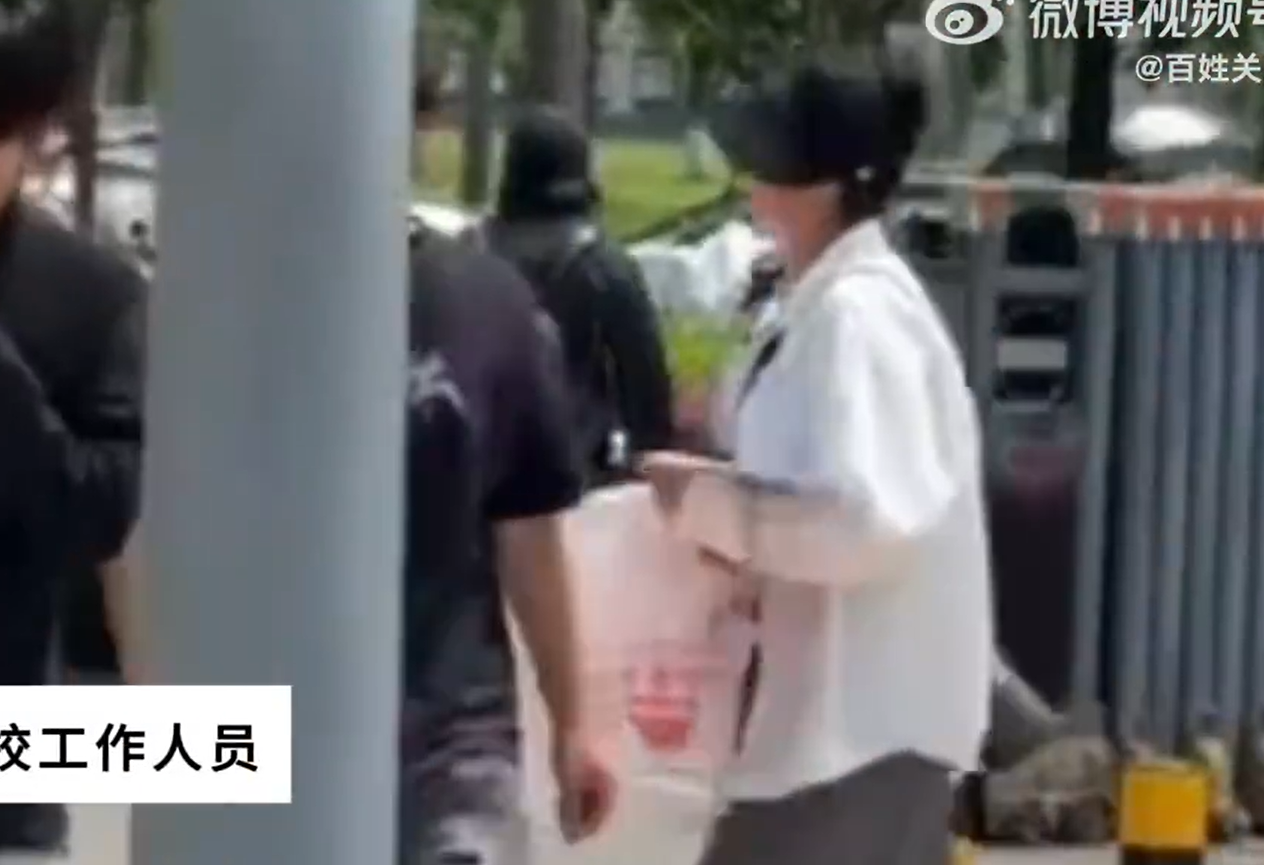 ▲▼丈夫外遇學校高層，正宮怒在校門口發「露骨對話紀錄」。（圖／翻攝自微博）