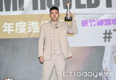 小黑奪年度進步獎哭了　愛妻爆料：你曾柏喻不能坐板凳嗎？
