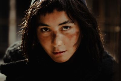 老公大病初癒復工！何超儀亂髮髒臉「被當殺人犯」飆演技　強勢攻佔韓國影展
