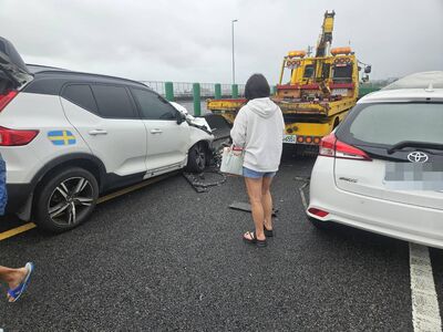 瑞典坦克猛撞拖吊車!短褲女站「斷腿區」驚險閃過 恐怖畫面曝