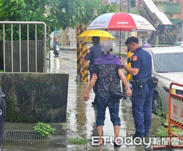 女雨中跌倒癱坐路邊「站不起來」 基警助避雨再護送返家
