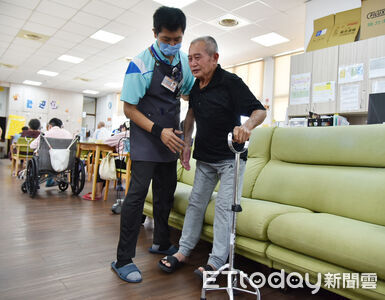 減班休息後轉戰長照　勞動部職務再設計助他穩定就業