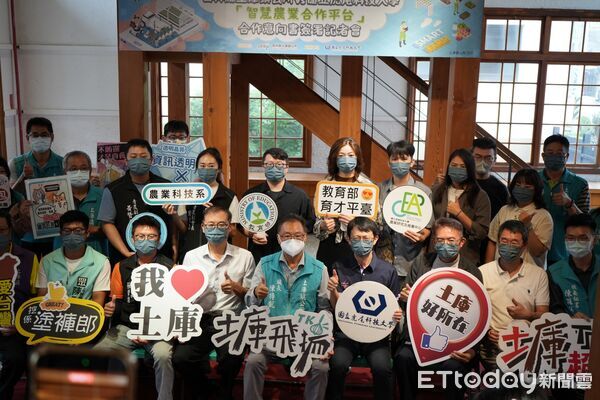 ▲土庫鎮公所與虎尾科技大學在土庫庄役場簽署智慧農業合作平台合作意向書。（圖／記者游瓊華翻攝）