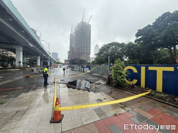▲▼北門站外出現天坑，人行道突塌陷，變電箱整座下沉。（圖／鐵道局提供）