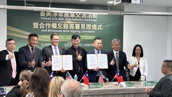 ▲睿田能源執行長薛煒立(右三)與美國堪薩斯州副州長David Toland(左三) 簽署合作意向書，內政部董建宏次長見證(圖中)，對台灣彩繪立面光電與智慧淨零建築技術進軍美國市場具有指標意義。（圖／睿田提供）