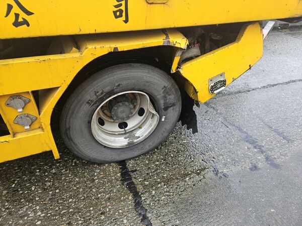 ▲國道3號苗栗縣大山交流道路段，昨午發生轎車衝撞中拖吊車，差點撞上前一起事故女駕駛。（圖／記者楊永盛翻攝）