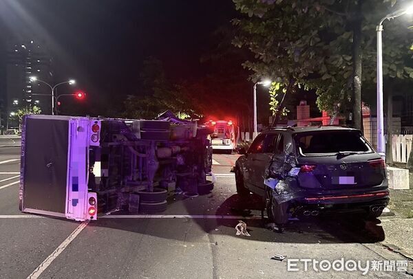 ▲▼高雄貨車自撞翻覆！53歲男「沒喝酒卻拒毒測」　觀測沒過慘了    。（圖／記者賴文萱翻攝）