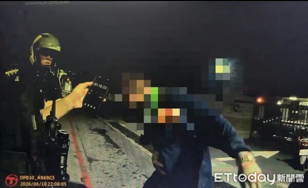 ▲▼高雄貨車自撞翻覆！53歲男「沒喝酒卻拒毒測」　觀測沒過慘了    。（圖／記者賴文萱翻攝）
