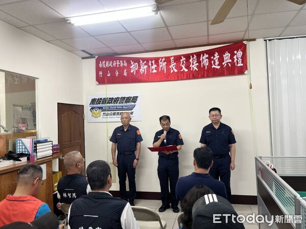 ▲鳳凰所長張闊利(左起)、竹山分局長許軒鳴、秀峰所長劉俊良。（圖／記者高堂堯翻攝，下同）