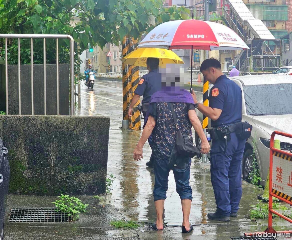 女雨中跌倒癱坐路邊「站不起來」 基警助避雨再護送返家