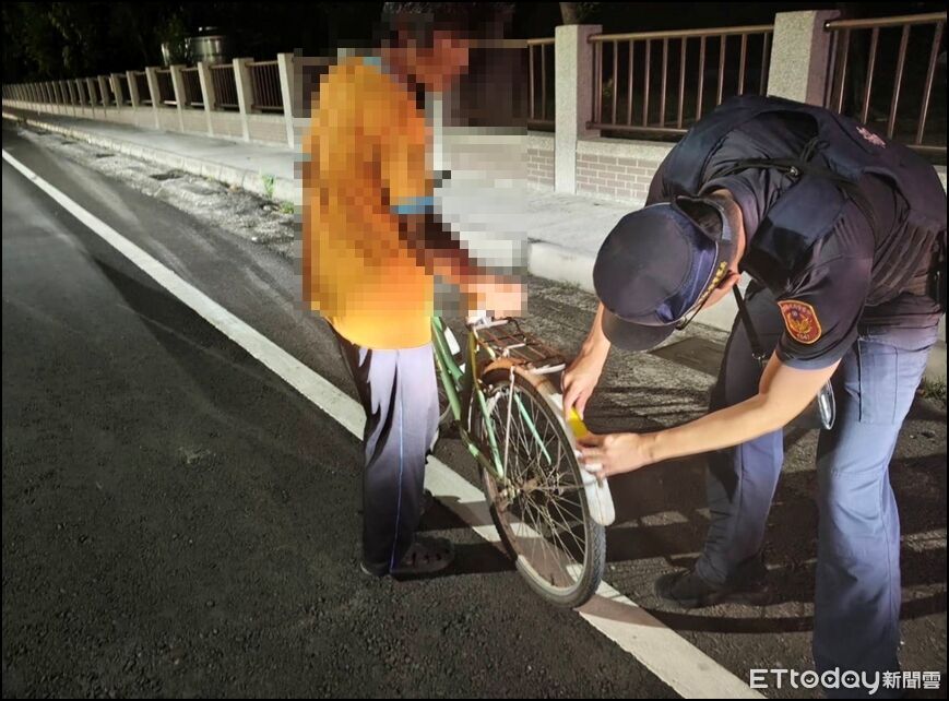 50歲男夜騎單車缺警示設備 內埔暖警幫貼反光條保護安全