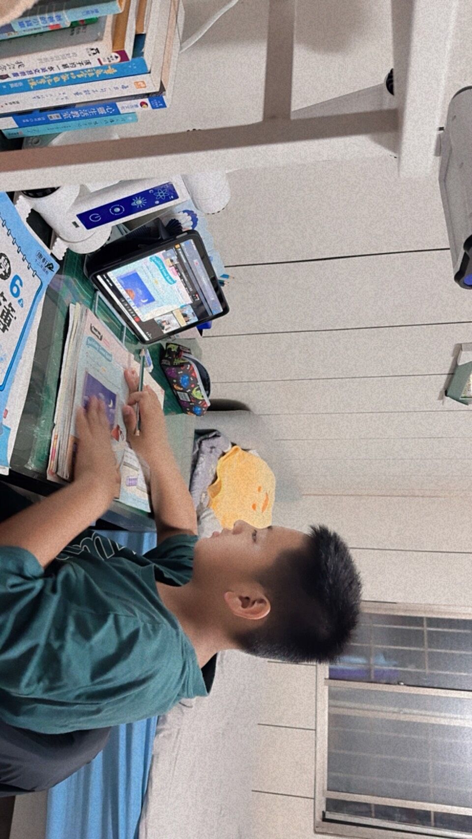▲從受助到助人，大專生阿歷化身數位家教，用雲端釣竿助弱勢兒少翻轉人生。（圖／南投家扶中心提供）