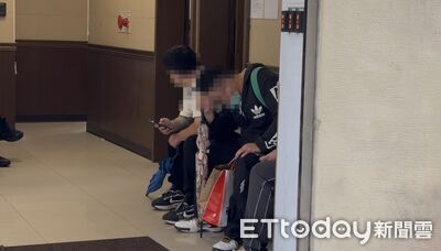新屋車禍夫妻雙亡！2兒赴殯儀館認屍相驗　頭倚雨傘無力痛哭