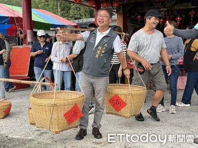 池上保安宮慶神農大帝聖誕 挑飯擔、搏筊金雨中熱鬧登場