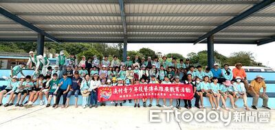 畢業生海灘牽罟迎新旅程　金門學童拉起漁網傳承海洋文化