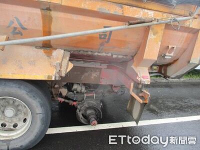 曳引車左後輪行駛中脫落波及2車　50歲小客車駕駛受傷