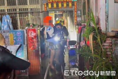 台南鐵皮民宅火警一家四口受困　消防員「抱孩」搶救4送醫