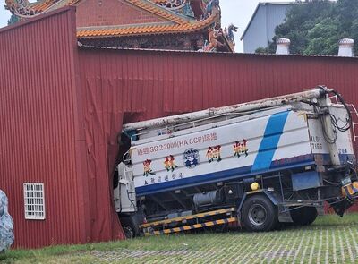 大貨車「滿載飼料」撞進廟裡!驚險畫面曝 駕駛上香:媽祖我錯了