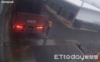 赤膊綁雞籠突倒地！大貨車助手搶救不治…疑天氣悶熱心梗奪命