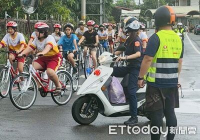 屏東社皮國小畢業單車之旅啟程　警守護孩童安全留青春回憶