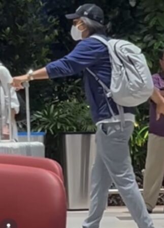 ▲53歲裴勇浚罕見被拍。（圖／翻攝自X）
