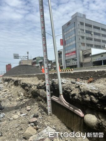 ▲▼  大林人行道修到無障礙消失、門前積水！居民集體怒吼「行人地獄」 公所：依中央規範、將開協調會優化    。（圖／記者翁伊森翻攝）
