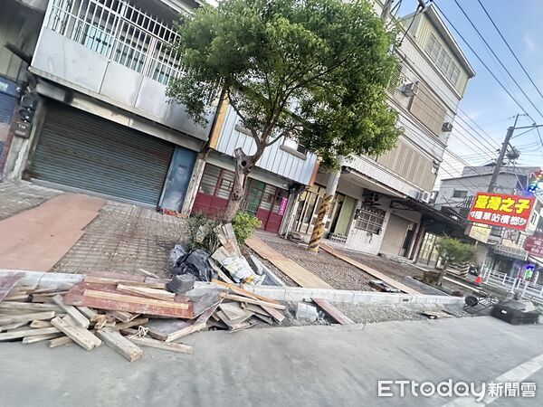 ▲▼  大林人行道修到無障礙消失、門前積水！居民集體怒吼「行人地獄」 公所：依中央規範、將開協調會優化    。（圖／記者翁伊森翻攝）