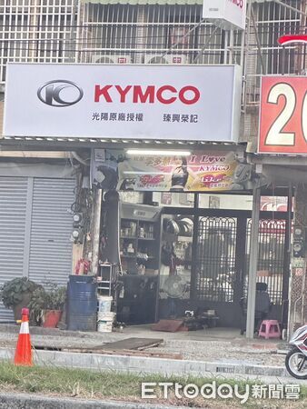 ▲▼  大林人行道修到無障礙消失、門前積水！居民集體怒吼「行人地獄」 公所：依中央規範、將開協調會優化    。（圖／記者翁伊森翻攝）