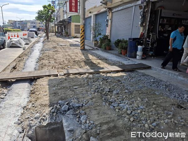 ▲▼  大林人行道修到無障礙消失、門前積水！居民集體怒吼「行人地獄」 公所：依中央規範、將開協調會優化    。（圖／記者翁伊森翻攝）