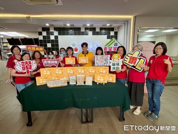 ▲台南市政府勞工局辦理「端午傳愛，就業無礙」關懷活動，為身心障礙家庭送上端午粽與食品禮盒。（記者林東良翻攝，下同）