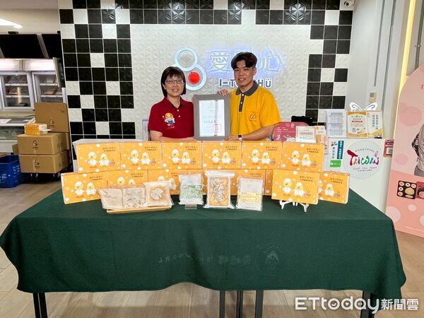 ▲台南市政府勞工局辦理「端午傳愛，就業無礙」關懷活動，為身心障礙家庭送上端午粽與食品禮盒。（記者林東良翻攝，下同）