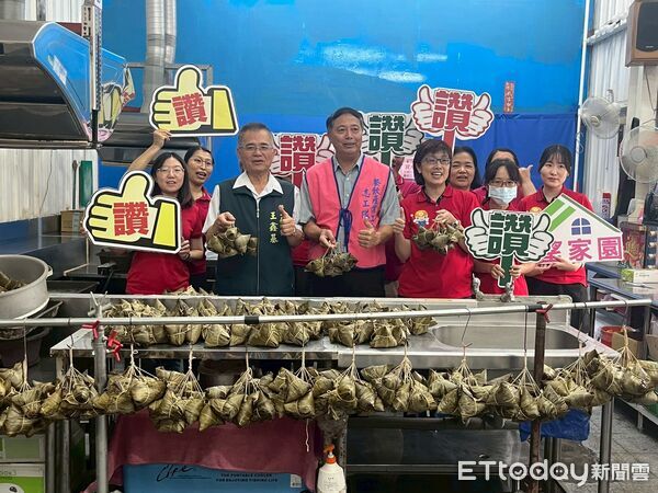 ▲台南市政府勞工局辦理「端午傳愛，就業無礙」關懷活動，為身心障礙家庭送上端午粽與食品禮盒。（記者林東良翻攝，下同）