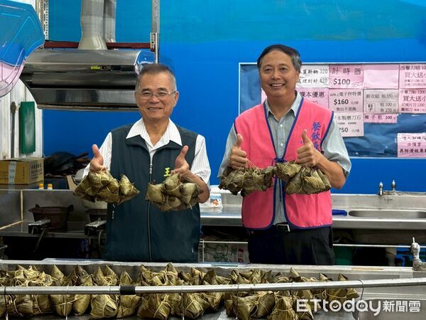 ▲台南市政府勞工局辦理「端午傳愛，就業無礙」關懷活動，為身心障礙家庭送上端午粽與食品禮盒。（記者林東良翻攝，下同）