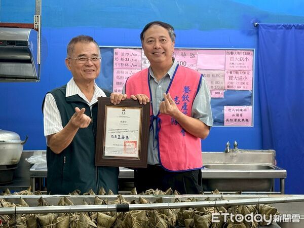 ▲台南市政府勞工局辦理「端午傳愛，就業無礙」關懷活動，為身心障礙家庭送上端午粽與食品禮盒。（記者林東良翻攝，下同）