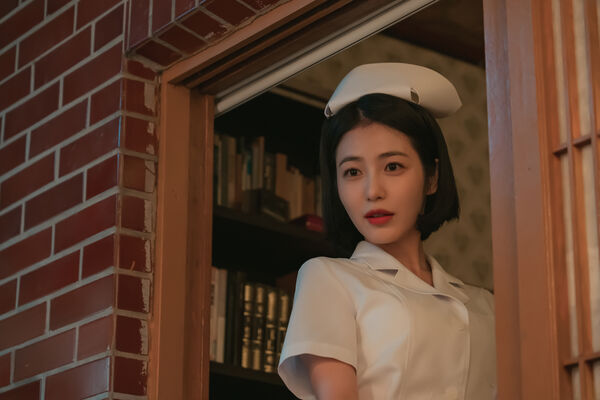 ▲辛叡恩讚李宰旭體格完美：穿什麼都好看。（圖／Disney+提供）
