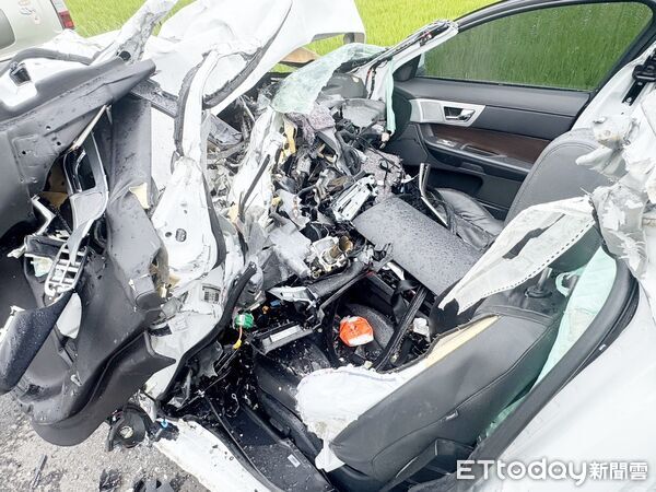 ▲桃園市新屋區昨天發生重大車故造成四死悲劇，肇事的積架跑車車頂被掀開，內部陳設嚴重毀損。（圖／記者沈繼昌攝）