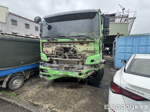 ▲桃園市新屋區昨天發生重大車故，被撞砂石車車頭也受損嚴重。（圖／記者沈繼昌攝）