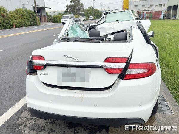 ▲桃園市新屋區昨天發生重大車故，肇事車輛為白色積架跑車為XF系列。（圖／記者沈繼昌攝）