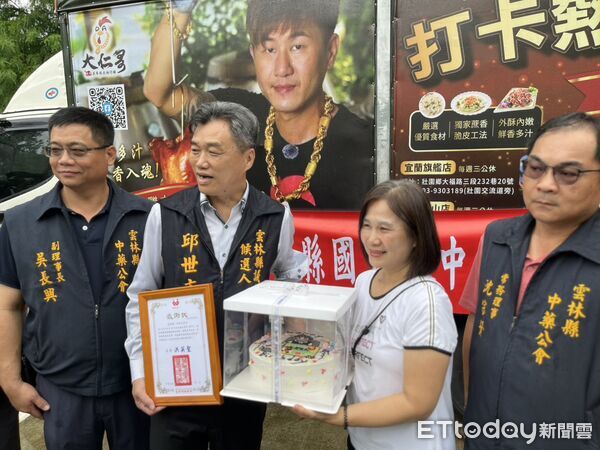 ▲邱世文於活動中宣布退出民進黨，未來將以無黨籍身分投入斗六選區縣議員選舉。（圖／記者游瓊華翻攝）
