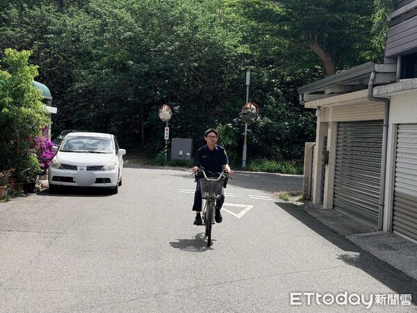 ▲體力透支無法返家，警方一車一騎協助安全回家 。（圖／記者楊晨東翻攝）