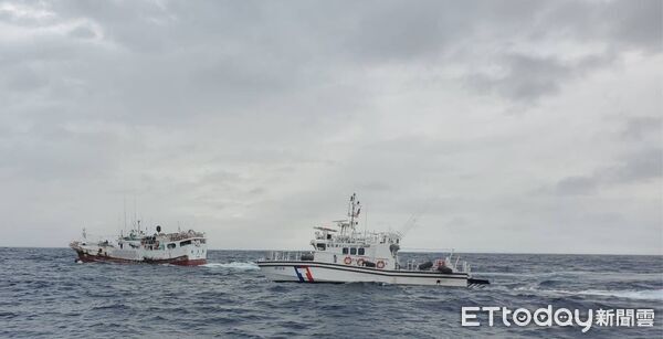 ▲海巡馳援遠海失去電力漁船。（圖／海巡署提供）