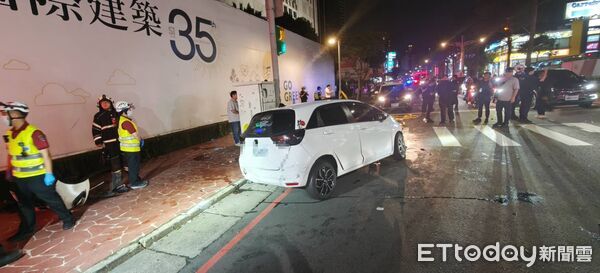▲▼桃園警匪追逐車禍，2路人無生命跡象。（圖／記者沈繼昌翻攝）