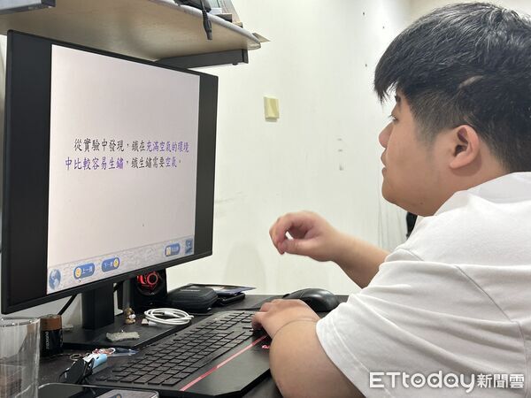 ▲阿歷利用課餘時間準備數位學習教案。（圖／南投家扶中心提供，下同）