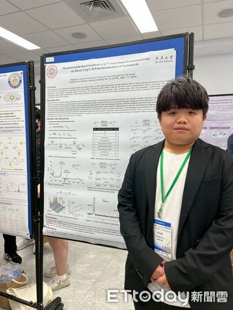 ▲阿歷參加學術演講增加學經歷，嘗試指導家扶學弟妹。（圖／南投家扶中心提供）