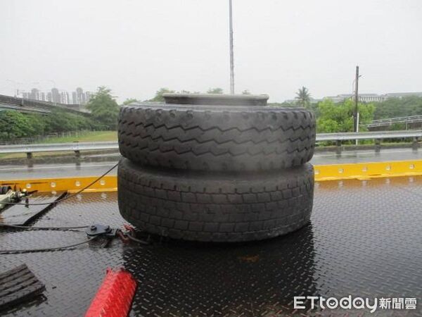 ▲台86線發生曳引車左後輪脫落事故，輪胎滾入對向車道後撞擊自小客車，造成車輛翻覆。（記者林東良翻攝，下同）