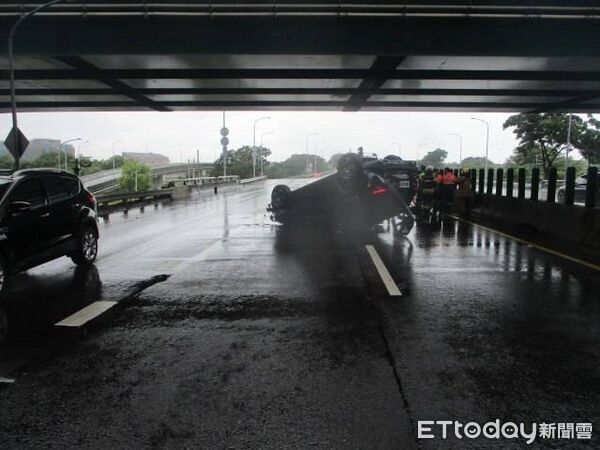 ▲台86線發生曳引車左後輪脫落事故，輪胎滾入對向車道後撞擊自小客車，造成車輛翻覆。（記者林東良翻攝，下同）
