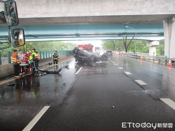 ▲台86線發生曳引車左後輪脫落事故，輪胎滾入對向車道後撞擊自小客車，造成車輛翻覆。（記者林東良翻攝，下同）