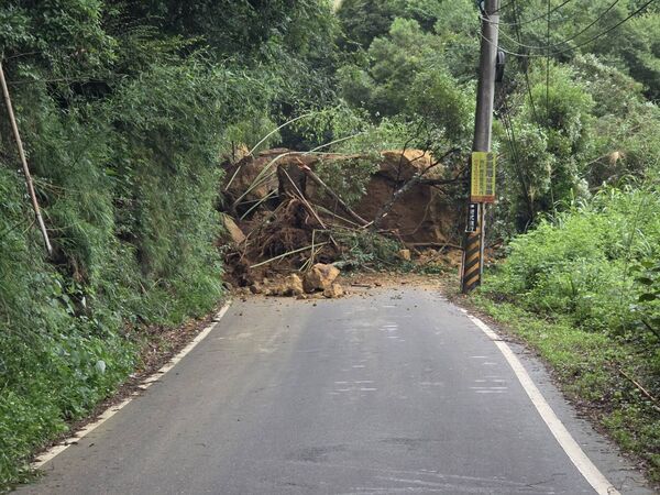 ▲連日大雨造成山區多山崩，苗61線大湖鄉香林段發生巨石崩塌，雙向交通全面中斷，鄉公所正搶通中。（圖／記者楊永盛翻攝）