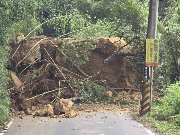 ▲連日大雨造成山區多山崩，苗61線大湖鄉香林段發生巨石崩塌，雙向交通全面中斷，鄉公所正搶通中。（圖／記者楊永盛翻攝）