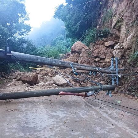 ▲連日大雨造成山區多山崩，苗61線大湖鄉香林段發生巨石崩塌，雙向交通全面中斷，鄉公所正搶通中。（圖／記者楊永盛翻攝）
